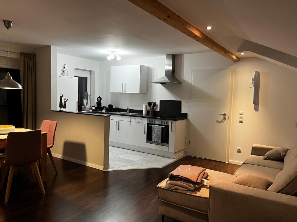 Wohnzimmer mit Küche der Ferienwohnung